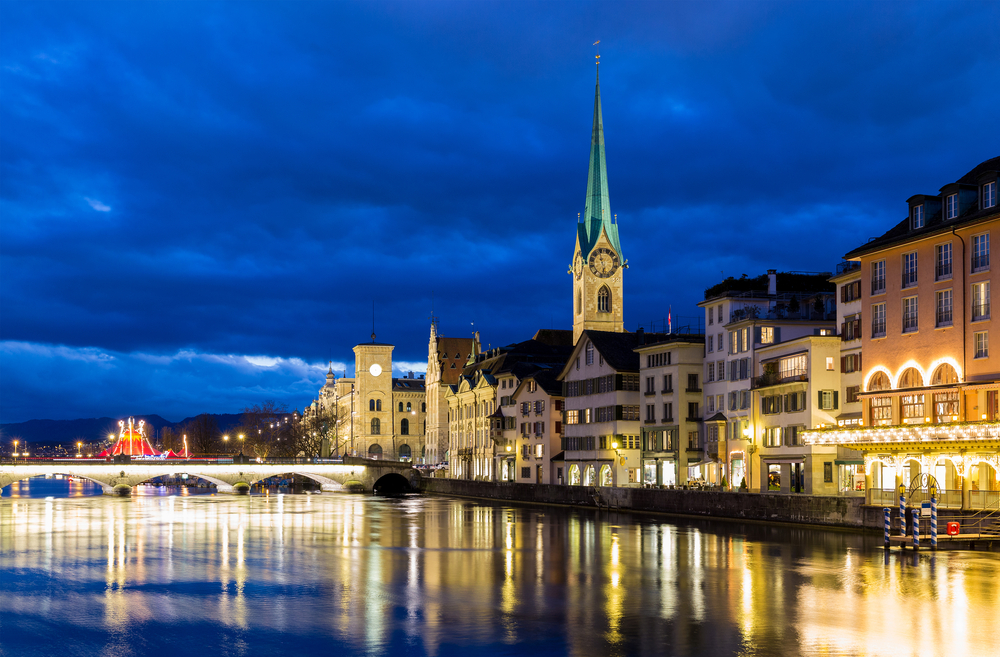 A picture of the city of Zurich and the Lake at night